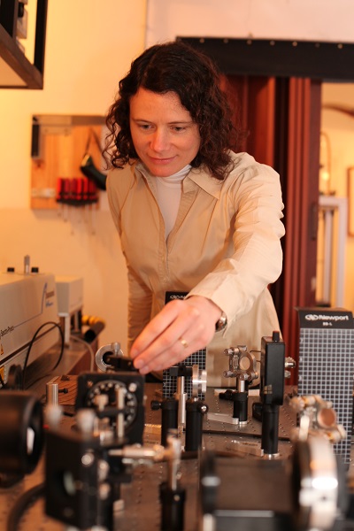 Florencia Pascual Winter, en el Laboratorio del Centro Atómico Bariloche (Crédito IB).
